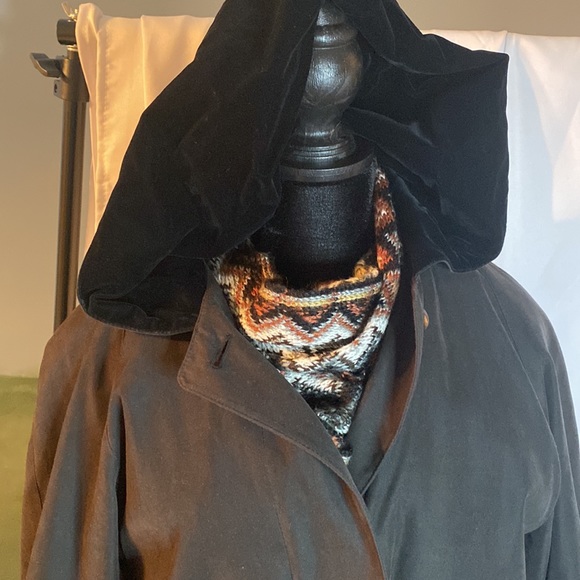 Gallery black coat with hood and zip out lining - Picture 5 of 15